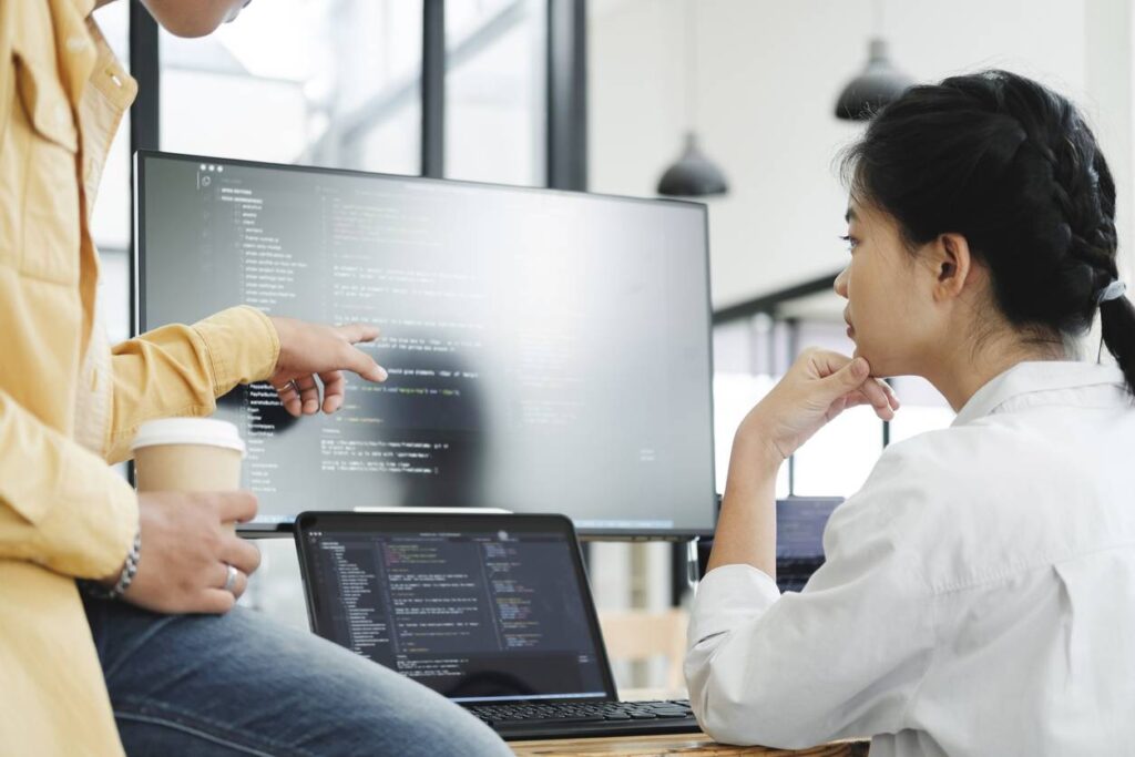 Professionnel du B2B analysant des données de performance pour optimiser la stratégie commerciale