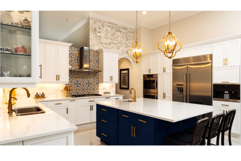 Cuisine moderne avec îlot central, parfaite pour une maison chaleureuse et fonctionnelle