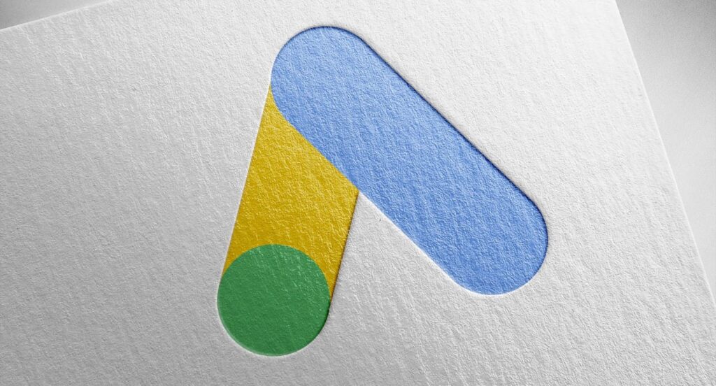 Ordinateur affichant une publicité Google mettant en avant l'utilisation gratuite grâce à Google Ad Grants