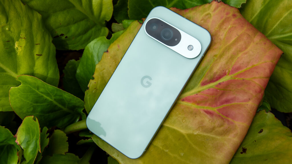 Google Pixel 9 en main avec design élégant et moderne, aperçu de son prix actuel en Italie