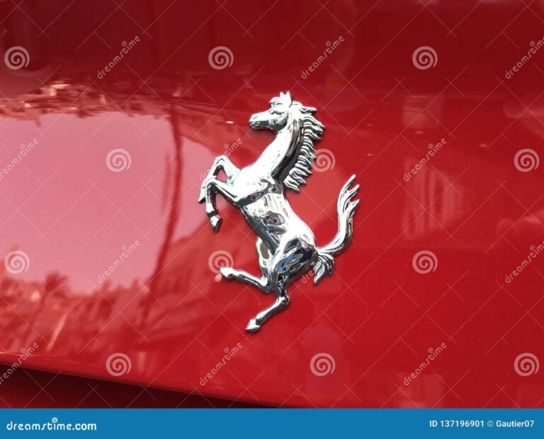 Logo de cheval cabré Ferrari sur fond rouge à Marbella