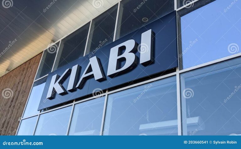 Façade d'un magasin Kiabi avec logo visible, illustrant l'identité visuelle de la marque