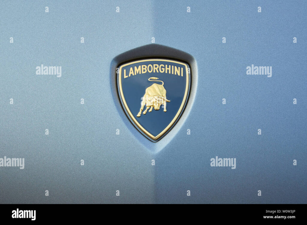 Logo emblématique de Lamborghini sur une voiture de luxe à Monte-Carlo