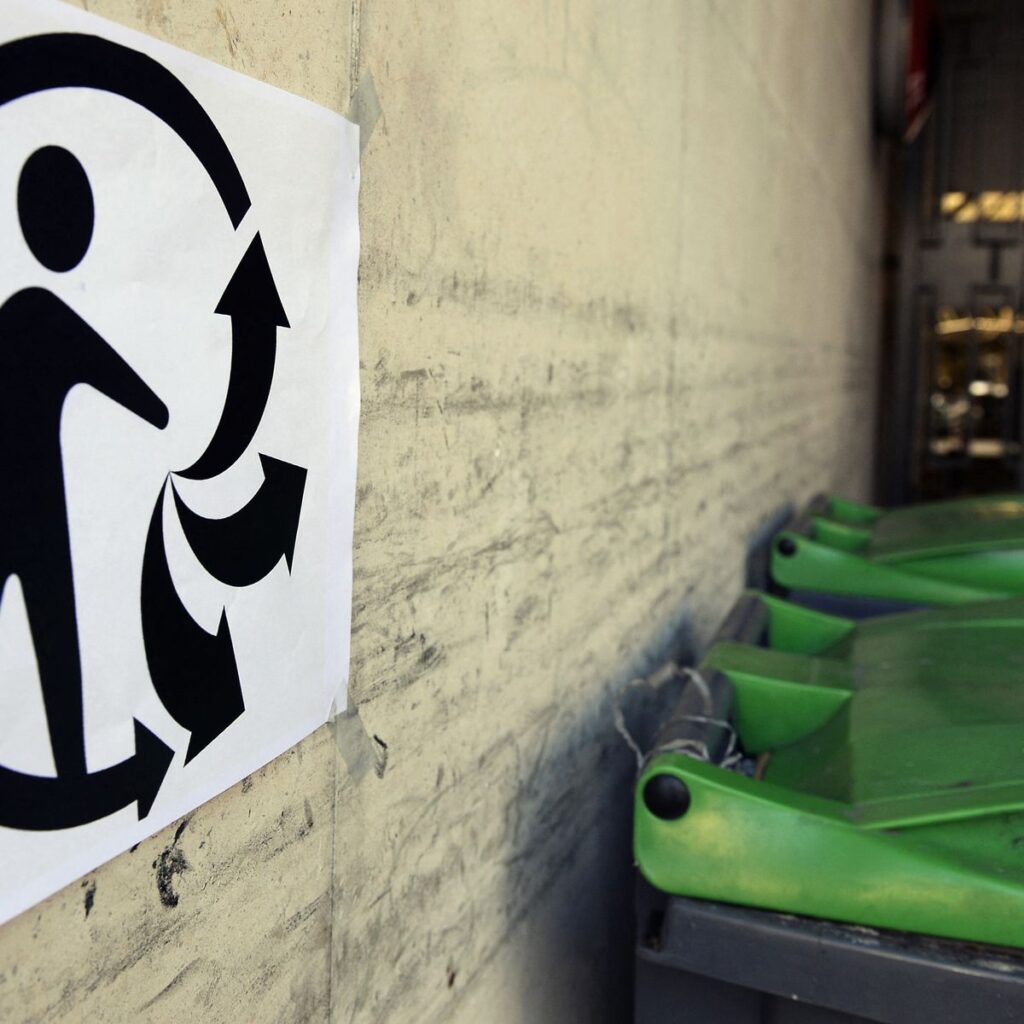 Signalétique du logo Triman sur un emballage indiquant les consignes de tri
