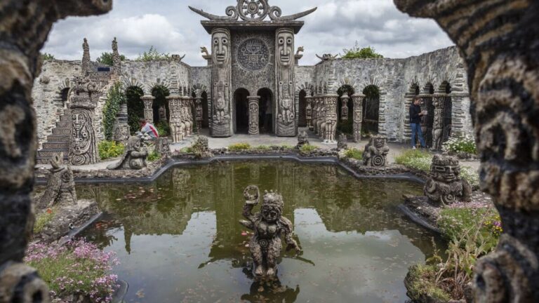 Vue extérieure monumentale de la Maison Robert Tatin, illustrant son architecture artistique unique