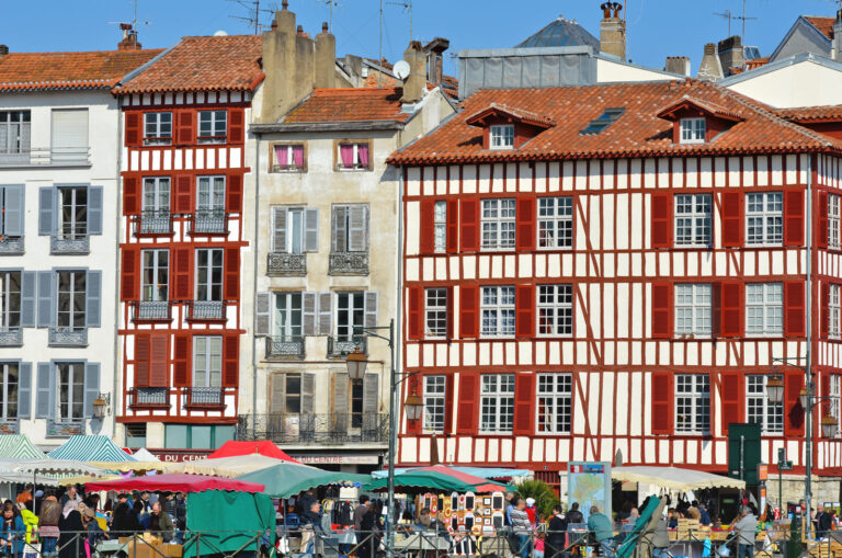 Vue animée du marché traditionnel de Bayonne au Pays Basque, reflétant l'ambiance locale mise en valeur par le blog Merkatu