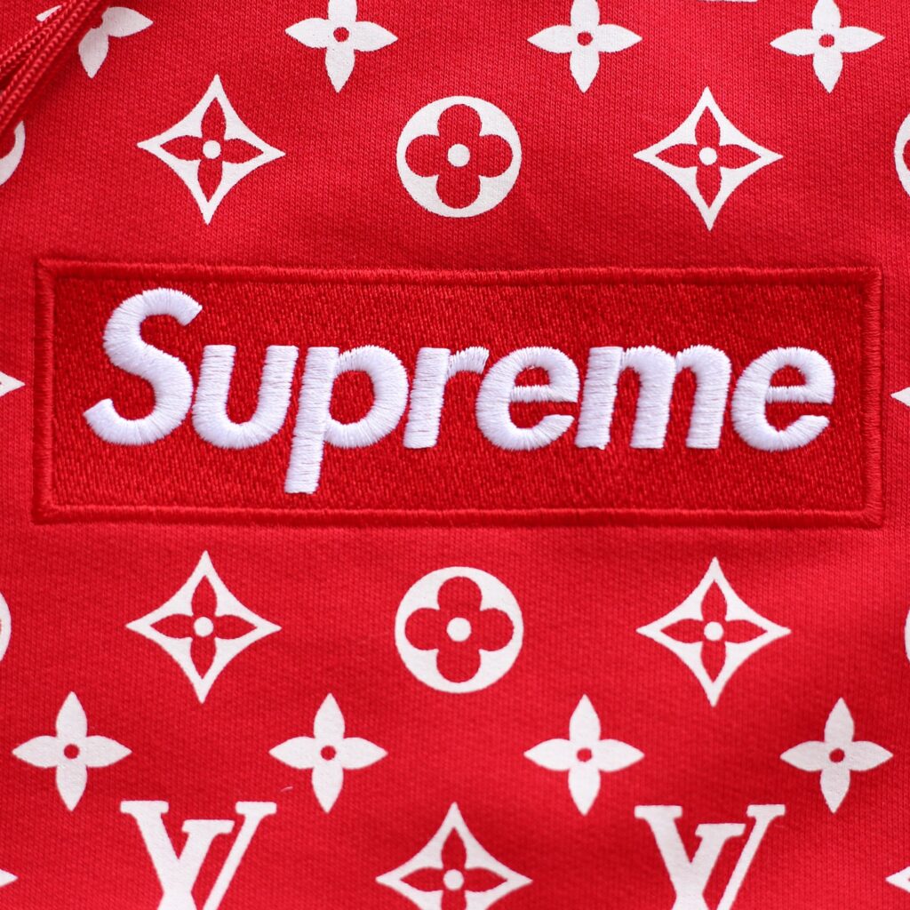 Sweat rouge Supreme x Louis Vuitton, symbole de la collaboration entre streetwear et luxe