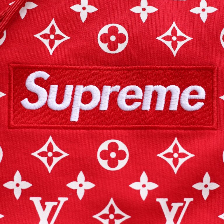 Sweat rouge Supreme x Louis Vuitton, symbole de la collaboration entre streetwear et luxe