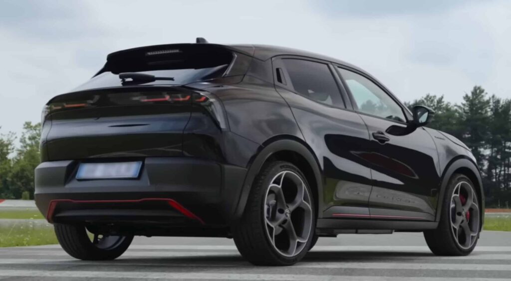 SUV Alfa Romeo Junior en plein air illustrant l'innovation automobile