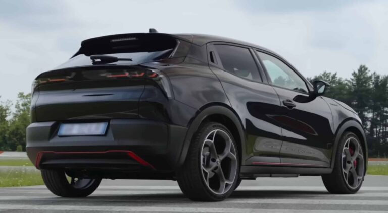 SUV Alfa Romeo Junior en plein air illustrant l'innovation automobile